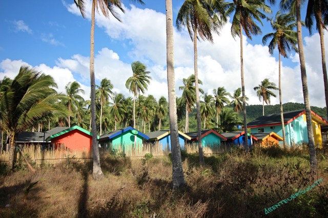 bunte Bungalows am Nacpan Beach - El Nido